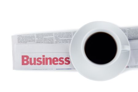 kawa na gazecie z napisem biznes